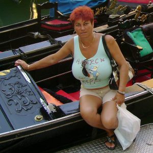 S círbat comme un chat sur les galets Bénédicte - rencontre-Naturiste-Annecy
